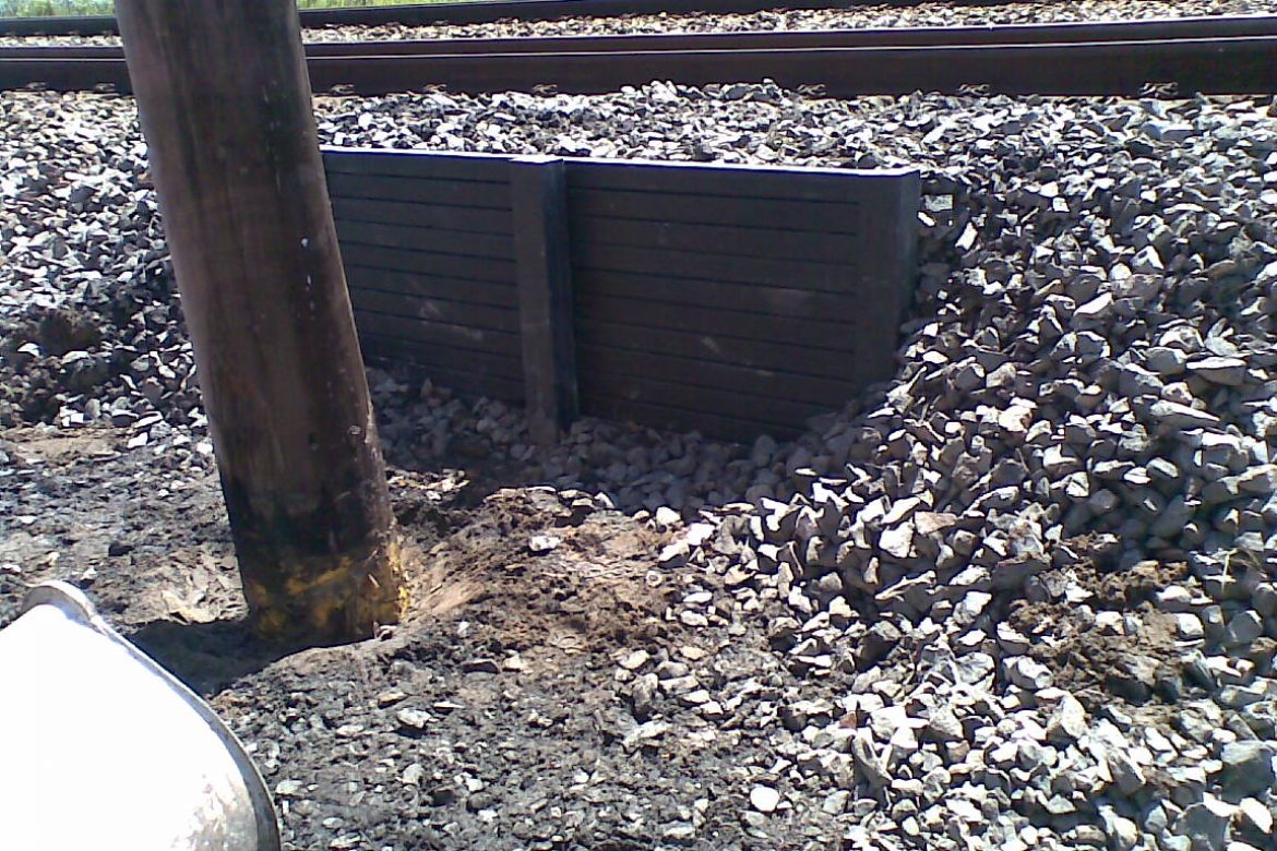 TRACK BALLAST MORRISET 2 using 75mmx75mm square dunnage and 111mm x 111mm dunnage as upright